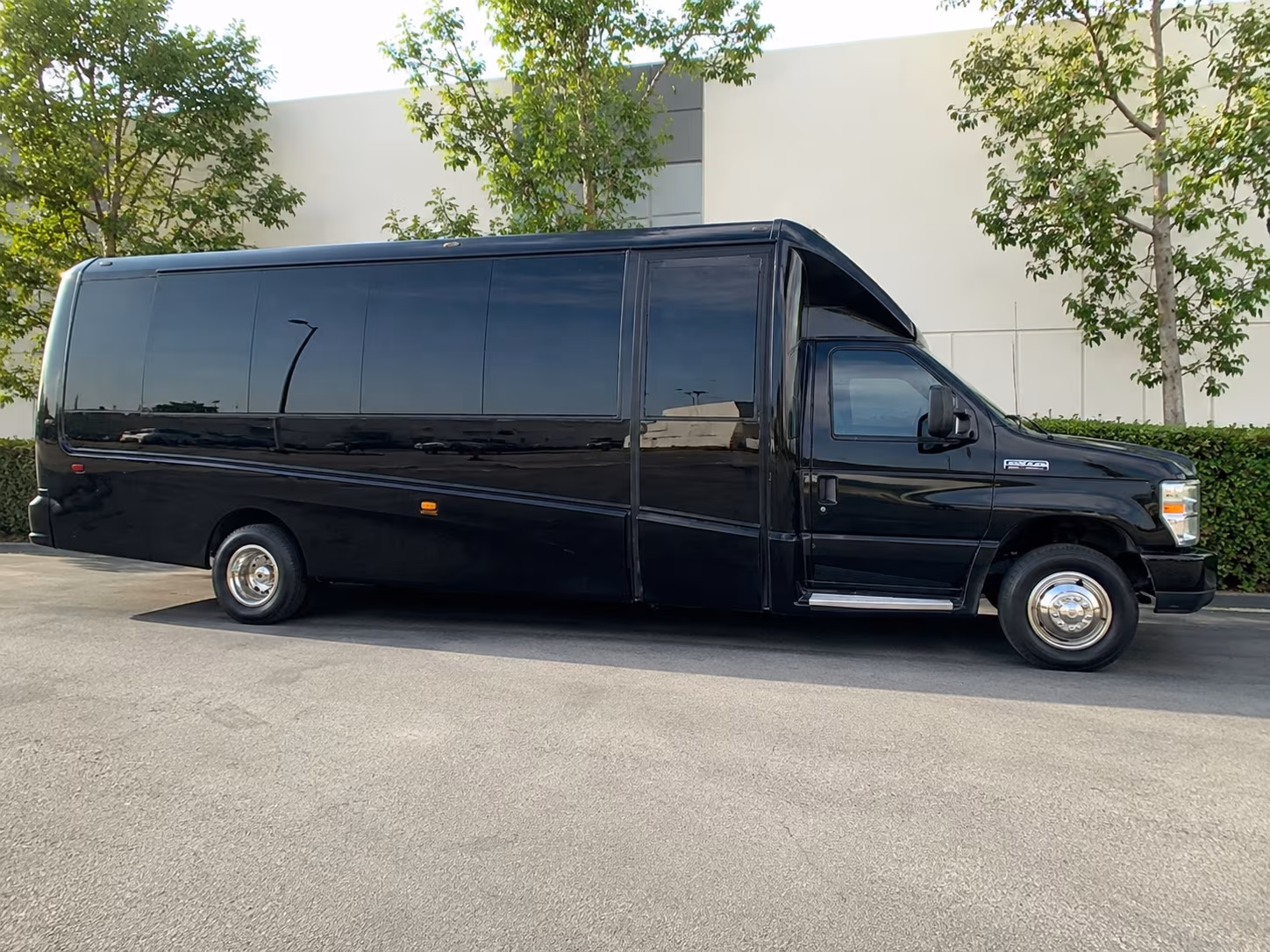 guest shuttles to vinnie fera wine and wedding venues around boulder